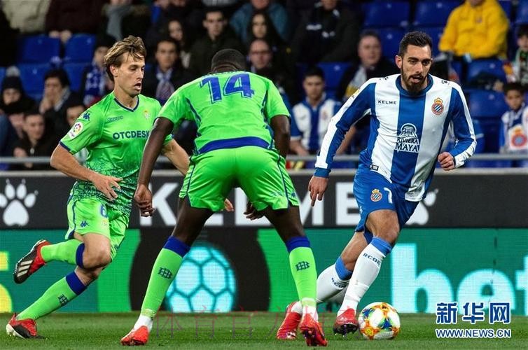 贝蒂斯后卫-维尼修斯比赛时和球迷说话 他被骂不奇怪